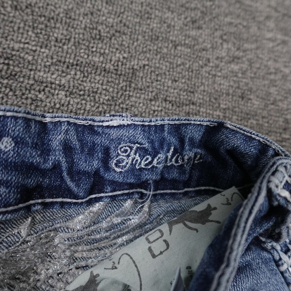 Cowgirl Tuff Co Freedom Jeans Womens 28 Blue Medium Wash Mid Rise Bootcut 28x35 - Picture 3 of 10